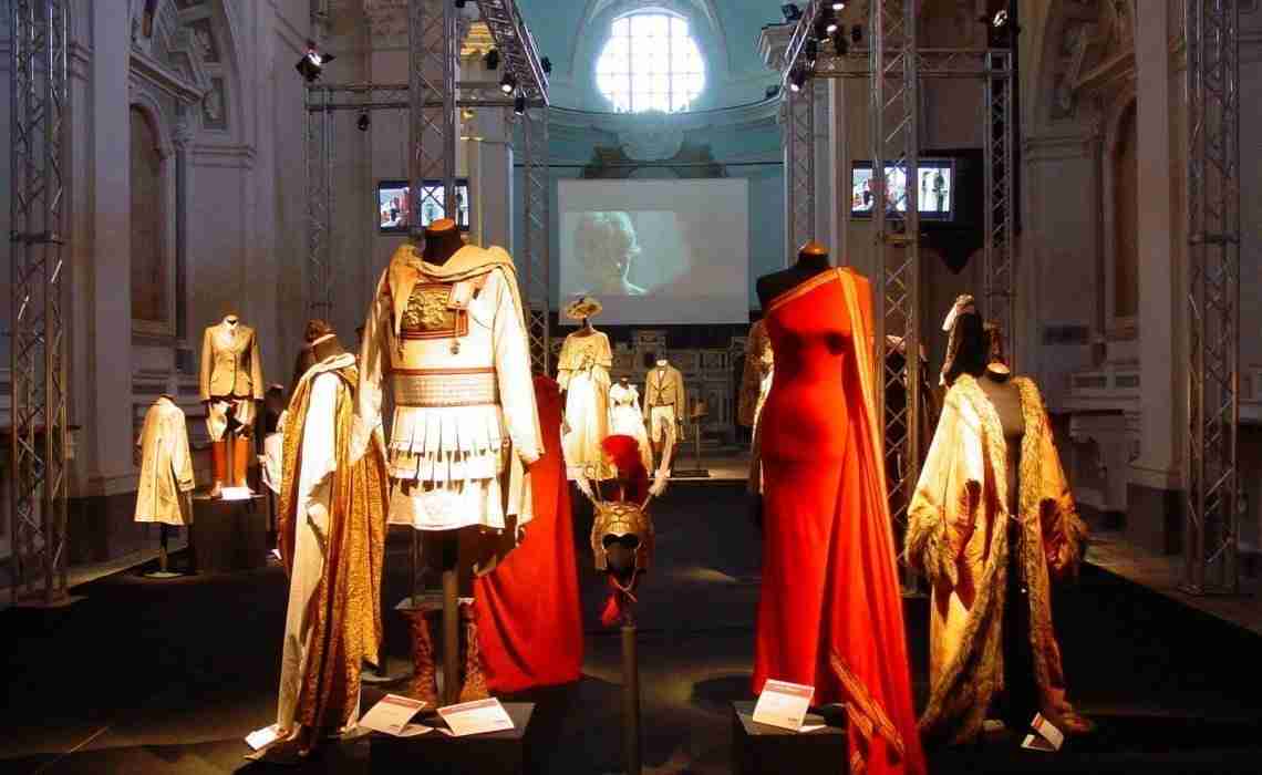 X edizione dal 30 giugno al 9 luglio per il SannioFilmFest di Sant'Agata de' Goti (BN). La sezione "Un anno in costume" propone gli otto film europei più interessanti della stagione per quanto riguarda i costumi: dagli italiani Romanzo criminale e La seconda notte di nozze a Oliver Twist di Polanski o Lady Henderson Presenta di Stephen Frears. La retrospettiva è dedicata alla londinese Jenny Beaven, otto nomination e un Oscar per Camera con vista oltre a tantissimi riconoscimenti tra cui un David di Donatello. La celebre costumista presenta a Sant'Agata i costumi dei capolavori di James Ivory, del quale è una delle più strette collaboratrici, e quelli realizzati per maestri del cinema internazionale come Franco Zeffirelli, Ang Lee, Robert Altman, Neil Labute e Oliver Stone.La mostra sarà allestita nella chiesa duecentesca di San Francesco e visitabile dalle ore 17 alle 22, (sabato e domenica anche dalle 10 alle 13) con ingresso gratuito. Direttore artistico del Sannio Film Fest è Remigio Truocchio, presidente Giulia Mafai. La costumista premio Oscar Jenny Beaven stupisce la folla. I suoi più bei lavori esposti in una mostra di successo. Incanta e stupisce Jenny Beavan. Varcato l’ingresso della chiesa di S.Francesco si ha l’impressione di restare sospesi nel tempo: abiti provenienti dalle migliori sartorie del mondo affascinano con la cura dei particolari in un’ambientazione degna di ammirazione. Calzari antichi, ombrellini parasole in pieno stile ‘800, bustini e merletti dai film Casanova, Alexander, Camera con vista e tanti altri. Lavori che affascinano e lasciano col fiato sospeso. L’attenzione e la curiosità nate attorno alla mostra sono state tali da innescare un vero e proprio passa parola. I costumi di Jenny Beaven resteranno in mostra fino al 9 luglio. Art Sannio Campania - Assessorato al Turismo - Regione Campania - Provincia di Benevento - Associazione "Il segno dei Goti"