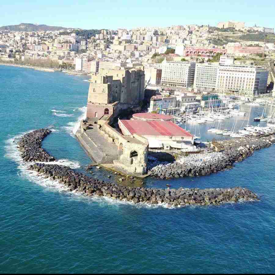 Castel dell'Ovo vista da mare