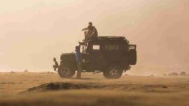 amici nel deserto con jeep