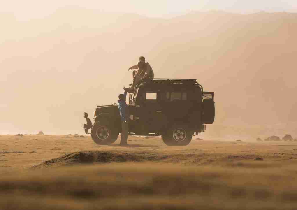 amici nel deserto con jeep